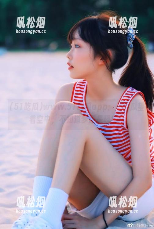 www.51吃瓜app：一口瓜望着空中，不知道梦还是现实！
