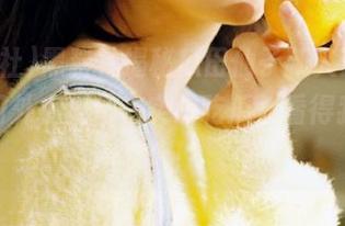 黑料社揭秘瓜田仙子新入口，居然连门外小猫都在实时吃瓜，看得我心痒痒！